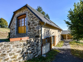 Former farmhouse fully renovated with garden near the Auvergne volcanoes, Calvinet